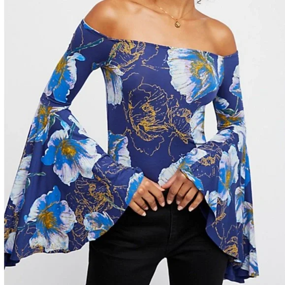 🍒NWOT🍒  FREE PEOPLE BELL SLEEVES TOP - Picture 2 of 3